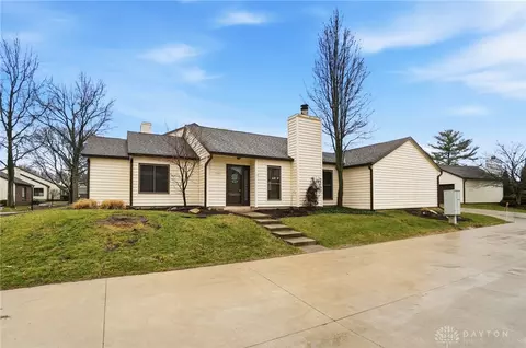 1320 Glastonbury Ln, Washington Township, OH 45459