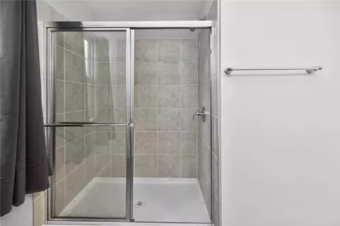 Bath - 2150 Pine Valley Dr, Hamilton, OH 45013 photo 6 of 7