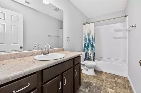 Bath - 2150 Pine Valley Dr, Hamilton, OH 45013 photo 3 of 7