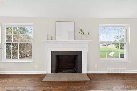 Living - 3102 Lenox Dr, Kettering, OH 45429 photo 5 of 8