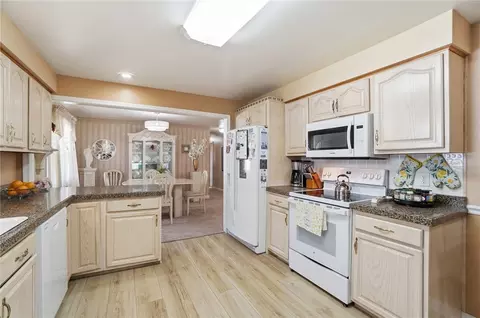 Kitchen - 700 Ionic Cir, Enon, OH 45323 photo 4 of 5