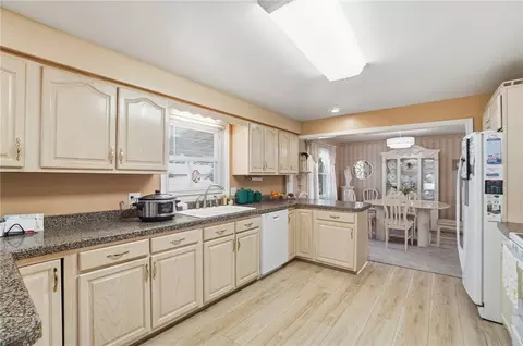 Kitchen - 700 Ionic Cir, Enon, OH 45323 photo 2 of 5