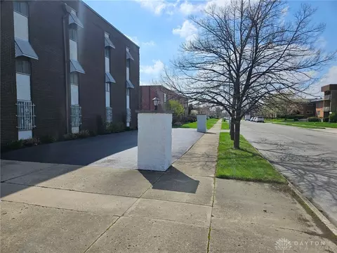 3050 Valerie Arms Dr, Dayton, OH 45405