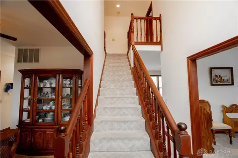 Entry Way - 2442 Greystone Ln, Springfield, OH 45503 photo 2 of 9