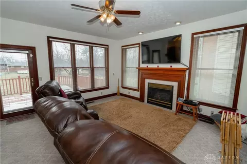 Living - 2442 Greystone Ln, Springfield, OH 45503 photo 2 of 4