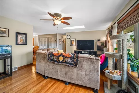 Living - 205 Sheldon Dr, Centerville, OH 45459 photo 2 of 4