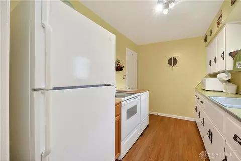 Kitchen - 3028 Fairway Dr, Kettering, OH 45409 photo 2 of 4