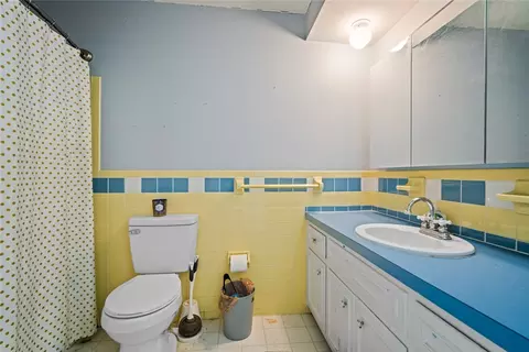 Bath - 6111 Park Ridge Dr, Centerville, OH 45459 photo 2 of 5