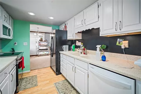 Kitchen - 6111 Park Ridge Dr, Centerville, OH 45459 photo 1 of 3