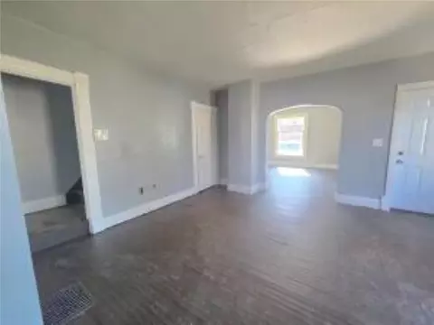 Living - 820 W North St, Springfield, OH 45504 photo 2 of 6