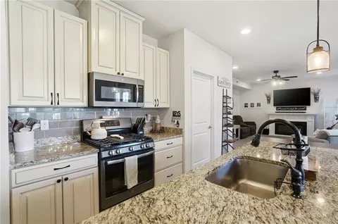 Kitchen - 3280 Blue Springs Dr, Monroe, OH 45050 photo 5 of 6