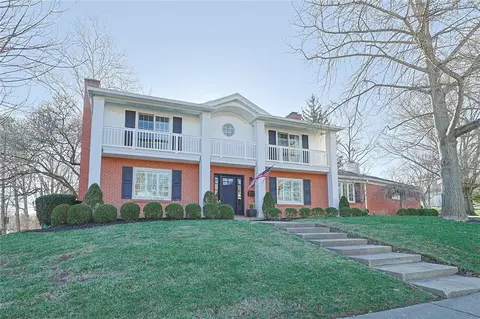 326 Maysfield Rd, Oakwood, OH 45419