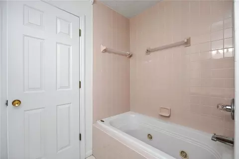 Bath - 1525 Farrington Dr, Kettering, OH 45420 photo 2 of 6