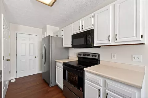 Kitchen - 1525 Farrington Dr, Kettering, OH 45420 photo 2 of 4