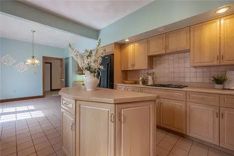Kitchen - 876 Timberlake Ct, Kettering, OH 45429 photo 2 of 6