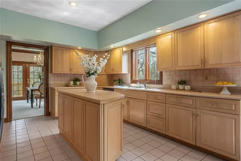 Kitchen - 876 Timberlake Ct, Kettering, OH 45429 photo 4 of 6