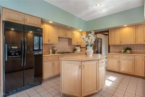 Kitchen - 876 Timberlake Ct, Kettering, OH 45429 photo 5 of 6