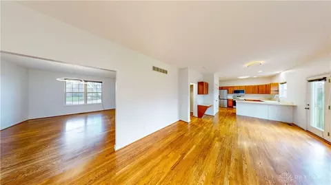 Living - 40 Millbrook Ct, Springboro, OH 45066 photo 5 of 7