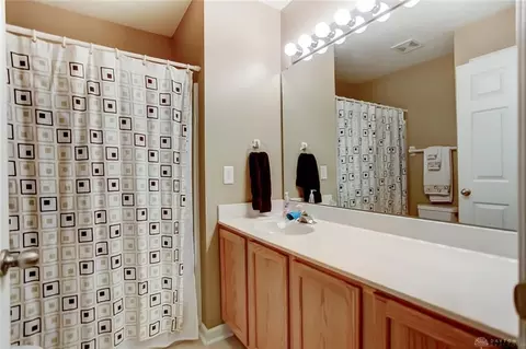Bath - 1872 Olde Haley Dr, Centerville, OH 45458 photo 2 of 4