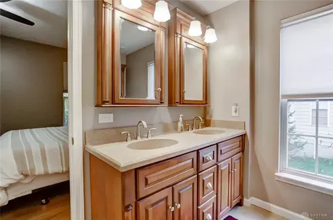 Bath - 1872 Olde Haley Dr, Centerville, OH 45458 photo 1 of 4