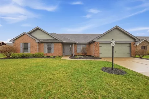 Exterior - 6536 Bellow Ct, Waynesville, OH 45068 photo 2 of 9