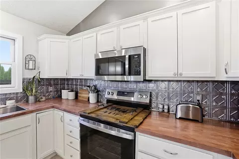 Kitchen - 6536 Bellow Ct, Waynesville, OH 45068 photo 3 of 4