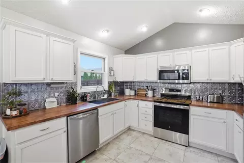 Kitchen - 6536 Bellow Ct, Waynesville, OH 45068 photo 2 of 4