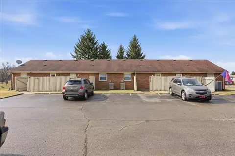 1260 Governors Square Dr, Centerville, OH 45458