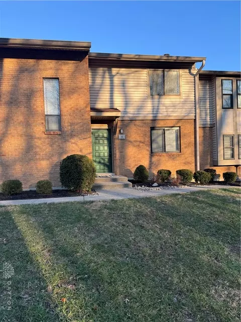 22 Oakwood Ct, Springdale, OH 45246