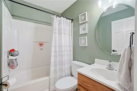 Bath - 2826 Shetterly Ln, Centerville, OH 45440 photo 3 of 4