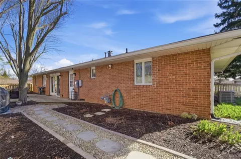 Exterior - 2826 Shetterly Ln, Centerville, OH 45440 photo 2 of 12