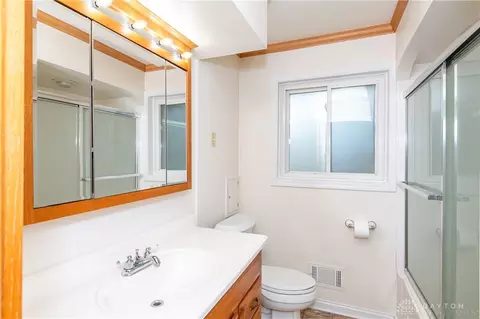 Bath - 4024 Overland Trl, Kettering, OH 45429 photo 1 of 2