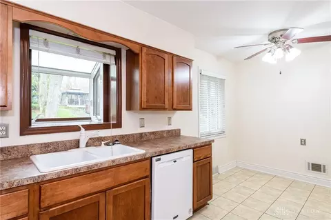 Kitchen - 4024 Overland Trl, Kettering, OH 45429 photo 2 of 3