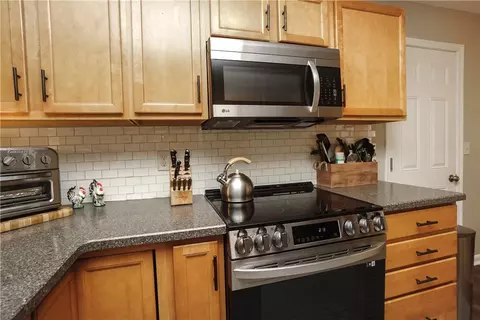 Kitchen - 1320 Shadowood Trl, Maineville, OH 45039 photo 3 of 4