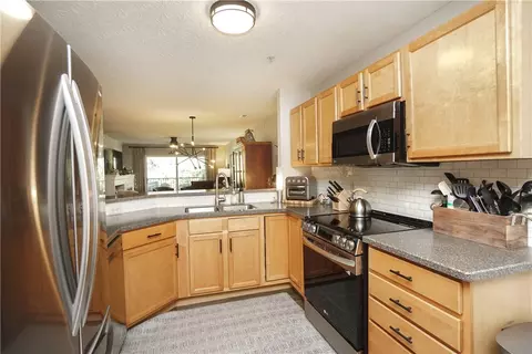 Kitchen - 1320 Shadowood Trl, Maineville, OH 45039 photo 2 of 4