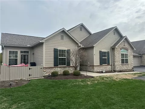 7050 Creekside Cir, Fairborn, OH 45324