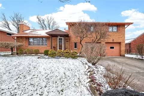 817 Lovetta Dr, Kettering, OH 45429