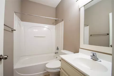Bath - 495 Legendary Way, Centerville, OH 45458 photo 2 of 2