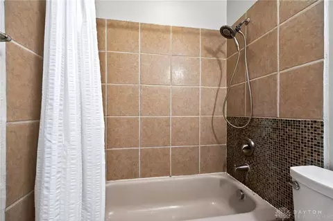 Bath - 450 Evergreen Dr, Springboro, OH 45066 photo 3 of 4