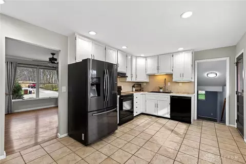 Kitchen - 450 Evergreen Dr, Springboro, OH 45066 photo 2 of 6