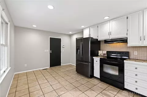 Kitchen - 450 Evergreen Dr, Springboro, OH 45066 photo 4 of 6