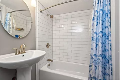 Bath - 3716 Wenzler Dr, Kettering, OH 45429 photo 4 of 5