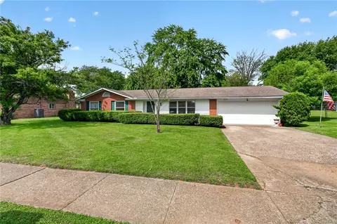 717 Robindale Dr, Waynesville, OH 45068