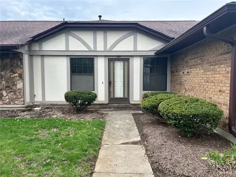 762 Pine Needles Dr, Washington Township, OH 45458