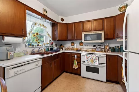 Kitchen - 1204 Waving Willow Dr, Kettering, OH 45409 photo 2 of 3
