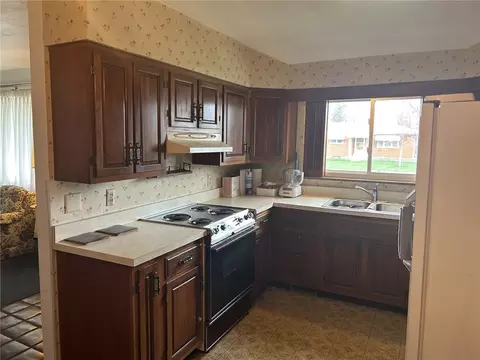 Kitchen - 1912 Echo Wood Ct, Kettering, OH 45429 photo 2 of 2