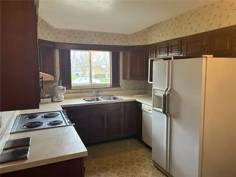 Kitchen - 1912 Echo Wood Ct, Kettering, OH 45429 photo 1 of 2