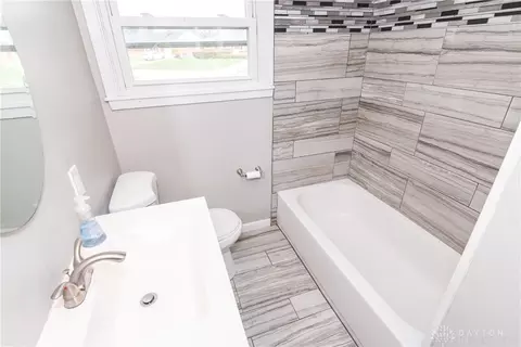 Bath - 3801 Valleywood Dr, Kettering, OH 45429 photo 2 of 7
