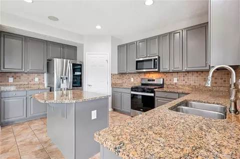 Kitchen - 9452 Oak Brook Dr, Centerville, OH 45458 photo 9 of 9