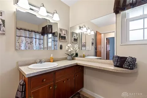 Bath - 5907 Red Coach Rd, Dayton, OH 45429 photo 6 of 7